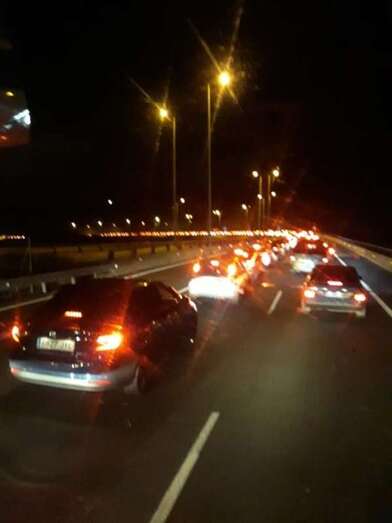 Atascos anoche en la salida de la capital (Foto TA)